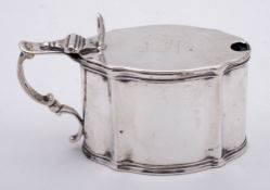 An Edward VII silver lidded mustard pot, maker Goldsmiths & Silversmiths Co Ltd, London,