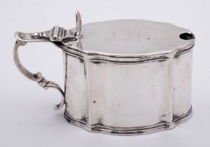An Edward VII silver lidded mustard pot, maker Goldsmiths & Silversmiths Co Ltd, London,