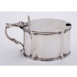 An Edward VII silver lidded mustard pot, maker Goldsmiths & Silversmiths Co Ltd, London,