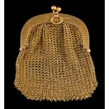 An Edwardian 9 carat gold mesh purse,: designed as interwoven links, with a snap clasp,