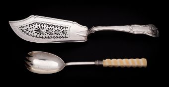 A George IV silver fiddle thread and shell pattern fish slice,