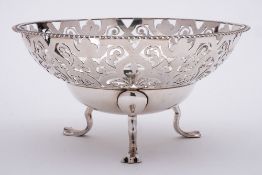 An Edward VII silver fruit bowl, maker Cohen & Charles, Chester, 1905: of circular outline,