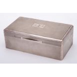 A George V silver cigarette box, maker Goldsmiths & Silversmiths Co Ltd,
