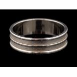 A platinum ring,: the reeded band, stamped 950 with London hallmarks for 2000, maker's mark B & N,