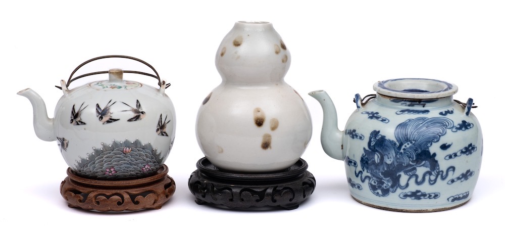 A mixed lot of Chinese porcelain: including a double gourd vase painted with sponged russet