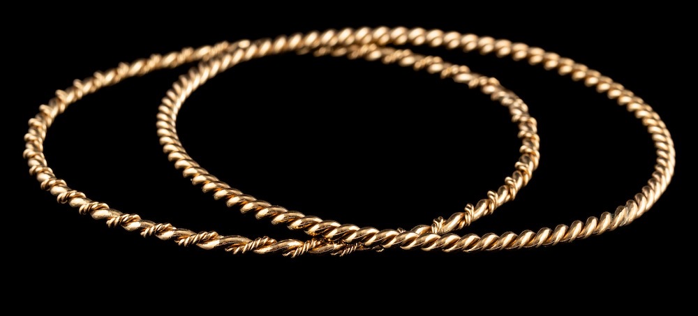 A 9 carat gold bangle,: of ropetwist design, stamped 375 with full London hallmarks, 6.