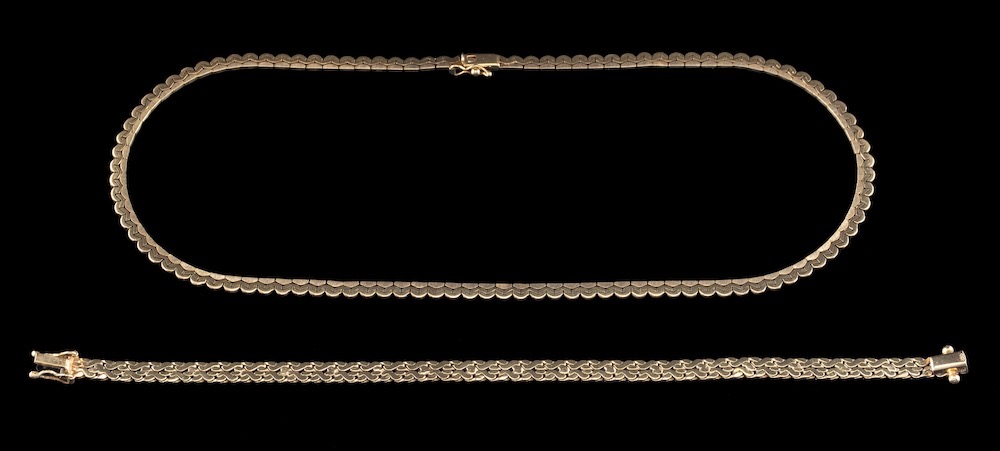 A 9 carat gold necklace,: the articulated fancy link necklace with textured detail,