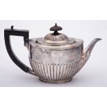 A George V silver teapot, maker Goldsmith & Silversmiths Co Ltd, Sheffield,