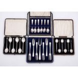 A set of six George V silver pastry forks and cake fork, maker Mappin & Webb, Sheffield,