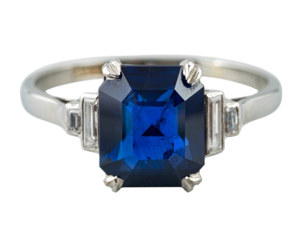 An Art Deco sapphire and diamond ring,: the rectangular cut sapphire, ca 3. - Image 2 of 3