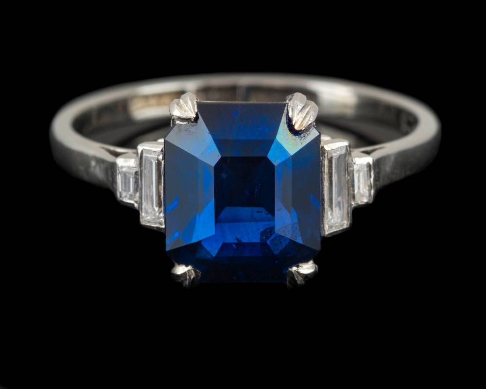 An Art Deco sapphire and diamond ring,: the rectangular cut sapphire, ca 3. - Image 3 of 3