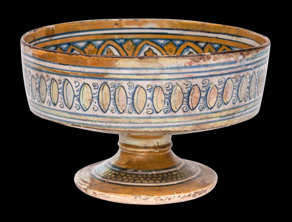 An Italian Deruta gold lustred maiolica high-footed bowl: decorated in blue and gold lustre with - Image 2 of 3