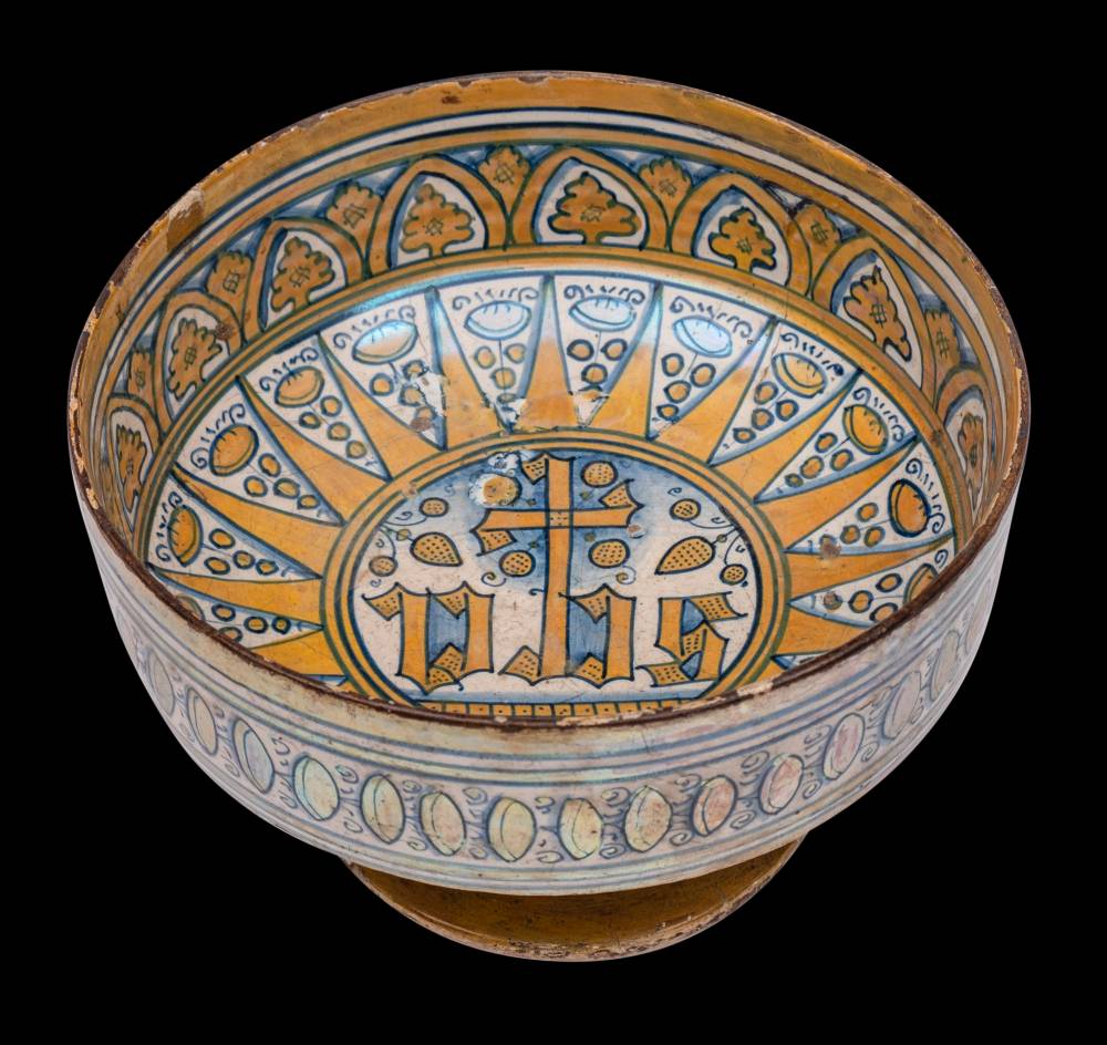 An Italian Deruta gold lustred maiolica high-footed bowl: decorated in blue and gold lustre with