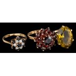 A 9 carat gold garnet cluster ring,: set with circular cut garnets, stamped 375,