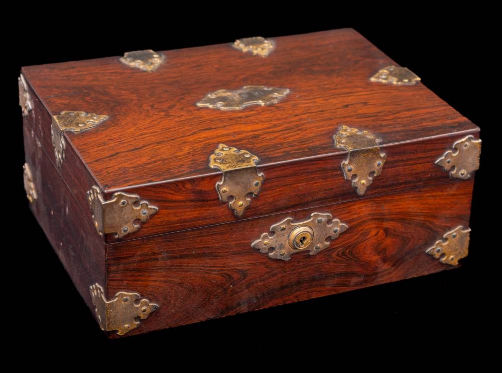 A Victorian rosewood and brass mounted travelling vanity case: the hinged lid enclosing a fitted - Bild 3 aus 3