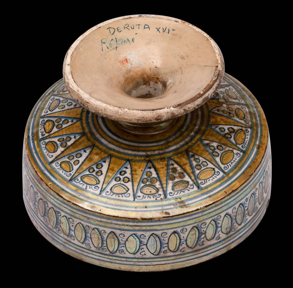 An Italian Deruta gold lustred maiolica high-footed bowl: decorated in blue and gold lustre with - Image 3 of 3