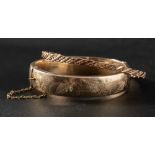 Two 9ct gold bangles,: a ropetwist bangle, hallmarks for London, inner diameter ca. 6.