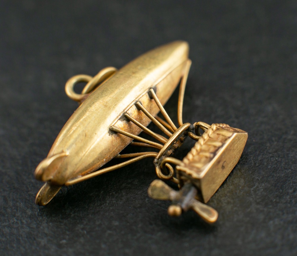 An Airship charm,: with basket and movable propellers, length ca. 2.4cm, total weight ca. 1.6gms.