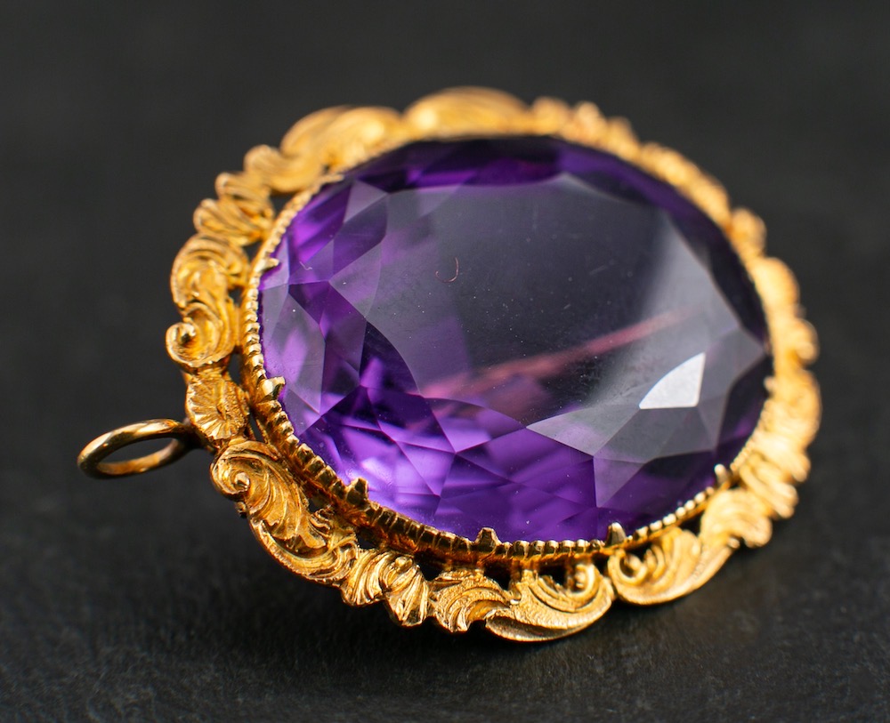 An amethyst brooch/ pendant,: calculated amethyst weight ca. 25cts, length ca. 3.