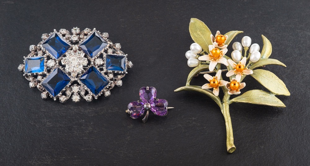 Four items of silver and costume jewellery,: including an amethyst clover brooch, length ca 2.