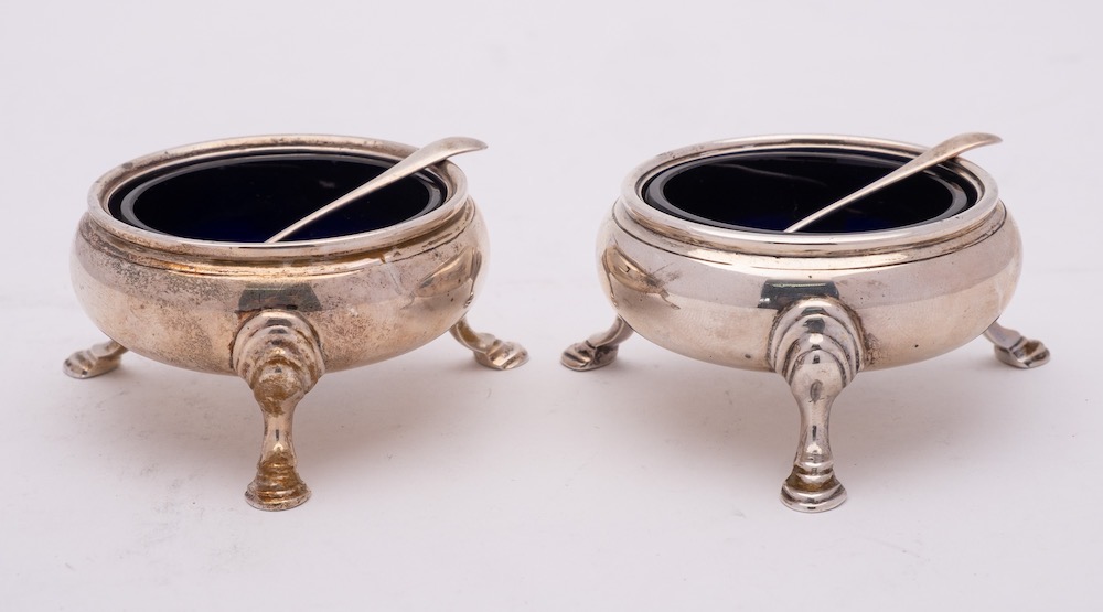 A pair of George V silver cauldron salts, maker Vander & Hedges, London,