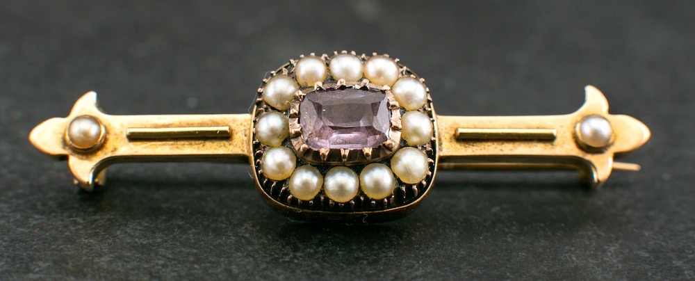 An amethyst and seed pearl bar brooch,: length of brooch ca. 4.6cm, total weight ca. 5.6gms.