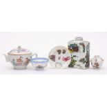 A mixed lot of Chinese porcelain: including a small famille rose cup,