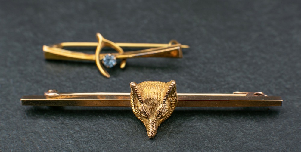 Two bar brooches,: a fox's head bar brooch, stamped '9CT', length ca. 5.