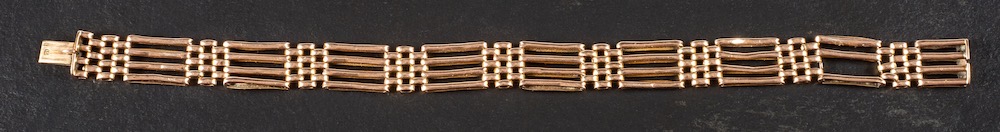 A gate-link bracelet,: stamped '15', length ca. 21cm, total weight ca. 18.3gms.