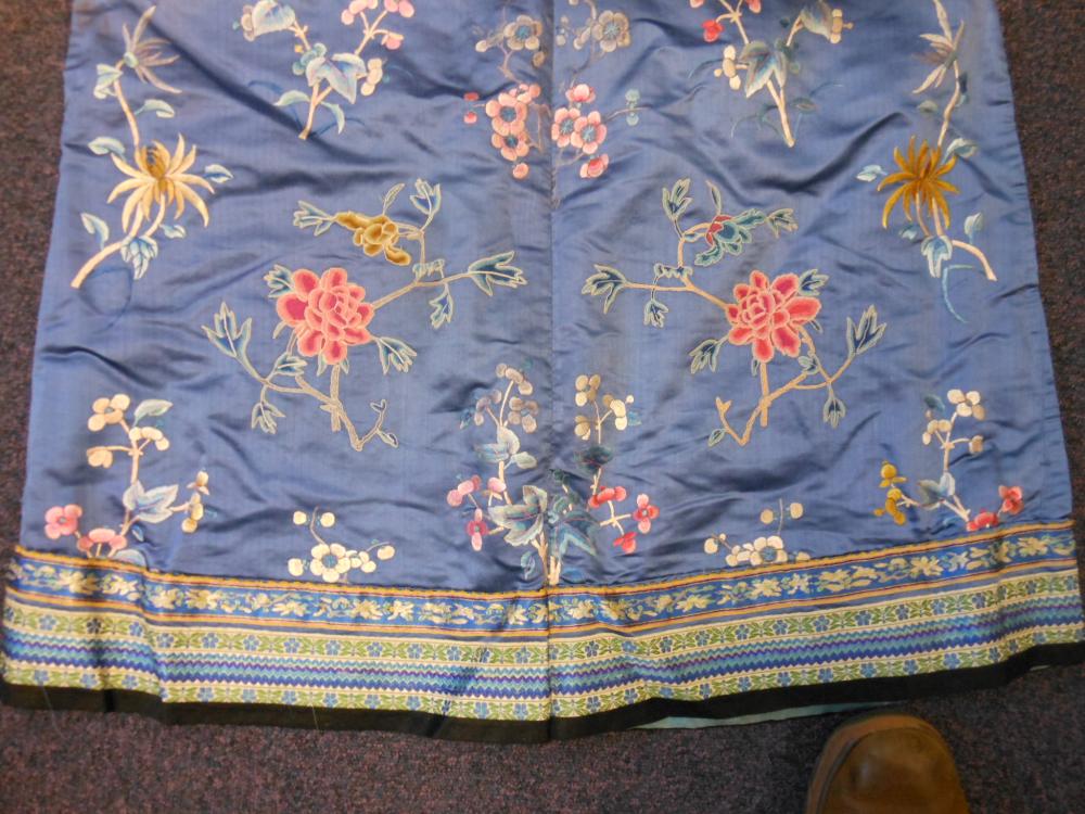 An early 20th century Chinese silk embroidered ladies jacket, Qing Dynasty, - Image 4 of 6