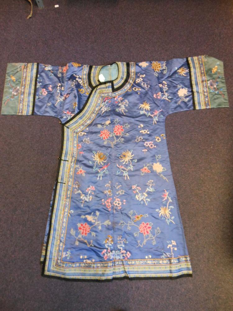 An early 20th century Chinese silk embroidered ladies jacket, Qing Dynasty, - Image 2 of 6