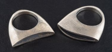 Two textured rings:, of undulating form, length of ring head ca. 3cm, ring size O, total weight ca.