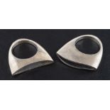 Two textured rings:, of undulating form, length of ring head ca. 3cm, ring size O, total weight ca.