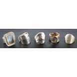 Five silver rings, one set with mother-of-pearl:, with hammered and folded decoration,