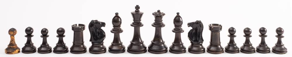 A Staunton pattern boxwood and ebonised chess set: the king, 9cm high, the pawn 4.5cm high. - Bild 2 aus 5