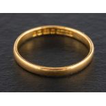 A 22ct. gold band ring,: with hallmarks for Birmingham, 1980, ring size O, total weight ca. 2.2gms.