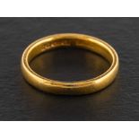 A 22ct gold band ring,: with hallmarks for London, 1959, ring size K, total weight ca. 3.5gms.