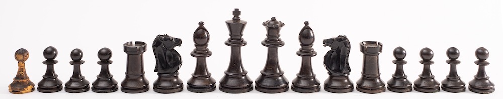 A Staunton pattern boxwood and ebonised chess set: the king, 9cm high, the pawn 4.5cm high. - Bild 4 aus 5