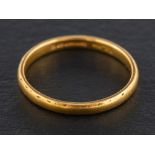 A 22ct gold band ring,: with hallmarks for London, 1957, ring size O1/2, total weight ca. 2.6gms.