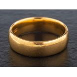 A 22ct gold band ring,: with hallmarks for London, 1910, ring size O, total weight ca. 8.1gms.