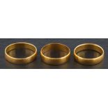 Three 22ct gold band rings,: ring sizes M-P, total weight ca. 9.6gms.