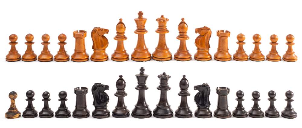 A Staunton pattern boxwood and ebonised chess set: the king, 9cm high, the pawn 4.5cm high. - Bild 5 aus 5