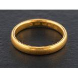 A 22ct gold band ring,: with partial hallmarks for London, ring size P, total weight ca. 5gms.