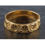 An 18ct gold ring with sunburst pattern,: with hallmarks for Birmingham, 1970, ring size O,