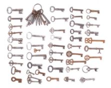 A collection of various keys of small size: (qty)