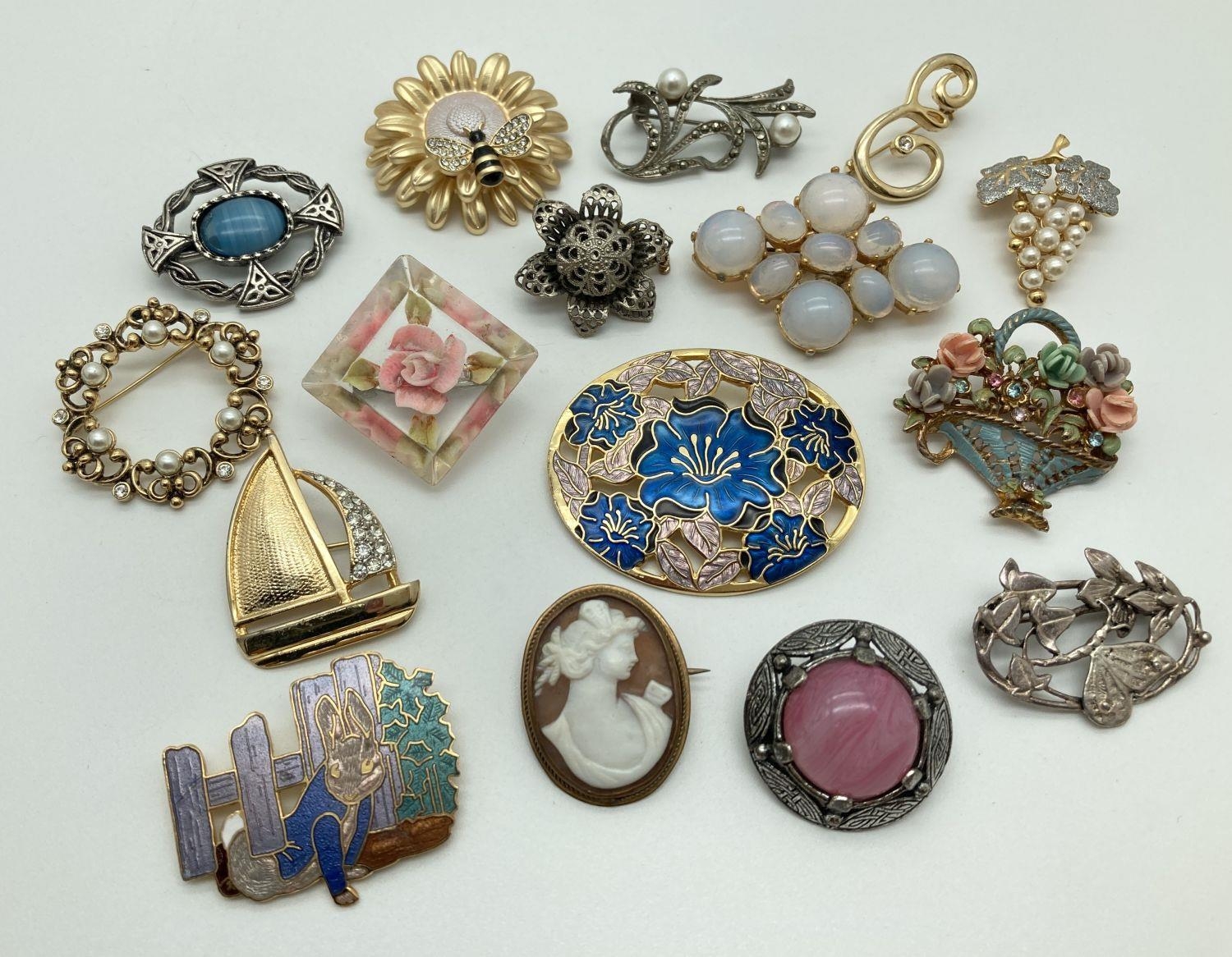 16 vintage and modern brooches in varying sizes and designs to include examples by Fish and Miracle.