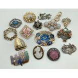 16 vintage and modern brooches in varying sizes and designs to include examples by Fish and Miracle.