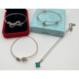 A small collection of modern costume jewellery items, some boxed. Comprising: a stone set hinged
