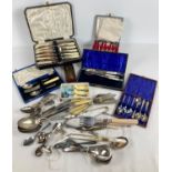 A quantity of assorted vintage boxed and unboxed cutlery items. To include: cased fish knives &