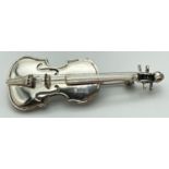 A 925 silver brooch in the shape of a violin, complete with strings. Hallmarked to reverse.